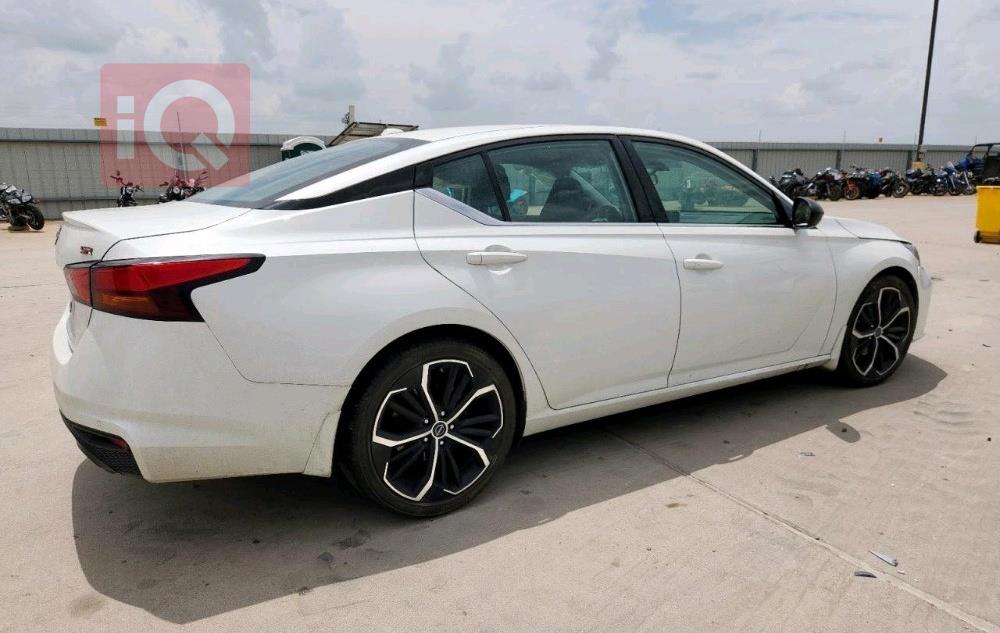 نيسان ألتيما